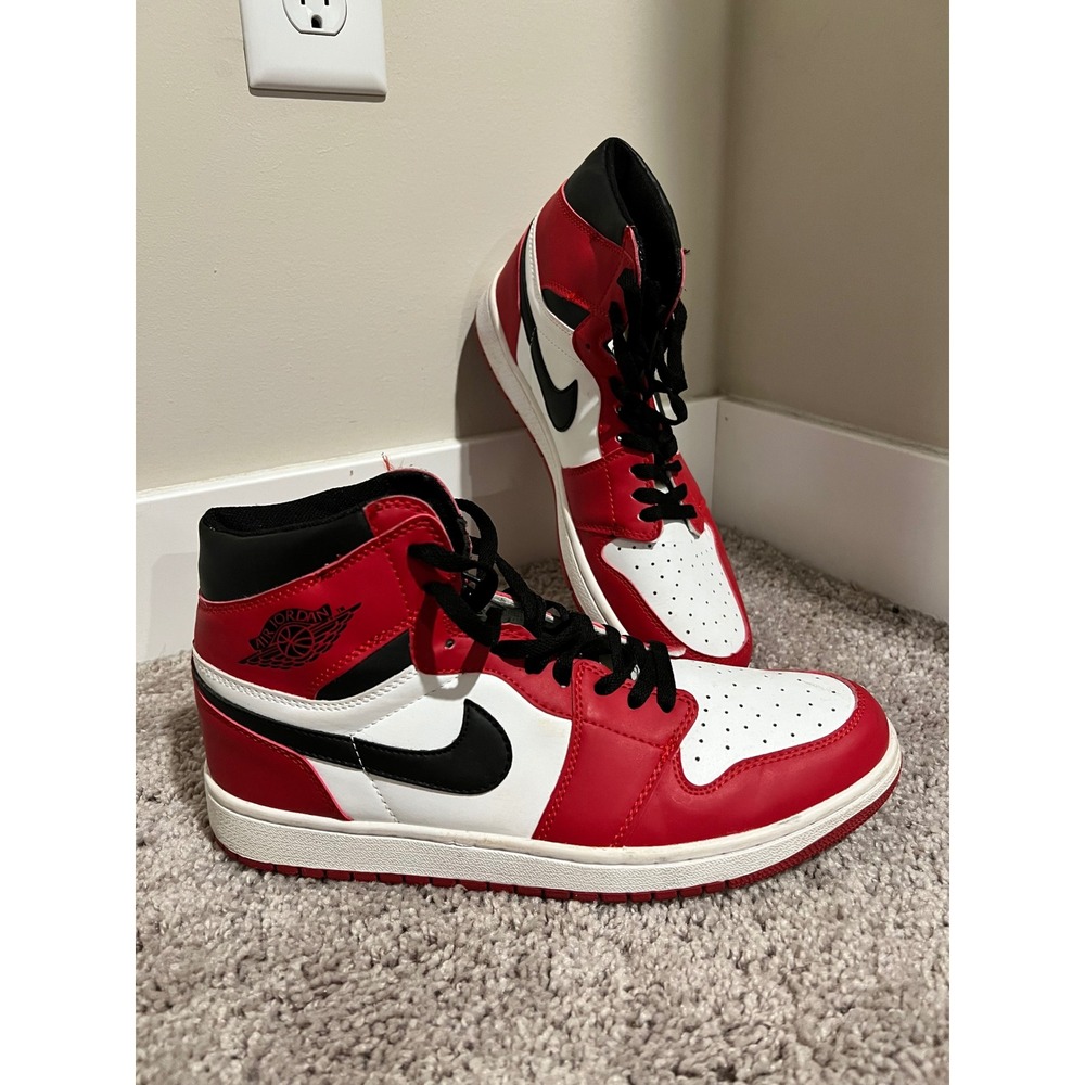 Jordan 1 Retro High Chicago 2010 Mens Size 10 Red White Black 555088-101